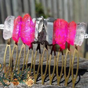 Hair comb with vibrant raw quartz